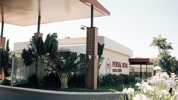 Vista frontal de la propiedad