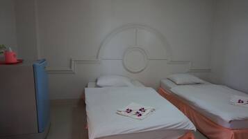 Standard Twin Room | Meja, Wi-fi percuma