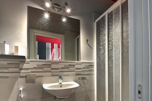 Kamer, 1 twee- of 2 eenpersoonsbedden | Badkamer | Gratis toiletartikelen, een haardroger, een bidet, handdoeken