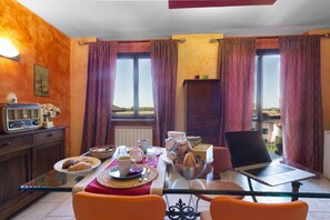 Daily buffet breakfast (EUR 3 per person) - B&B La Casa di Miele (Marcignago)