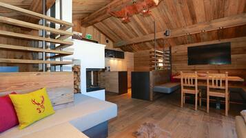 Chalet, 3 Schlafzimmer, Outdoorsauna (zzgl. Endreinigungsgebühr 225 EUR zu zahlen vor Ort) | Wohnbereich | Flachbildfernseher, Kamin