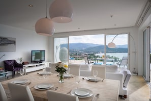 Condo, 3 Bedrooms, Sea View, Sea Facing | In-room dining