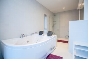 Condo, 3 Bedrooms, Sea View, Sea Facing | Jetted tub