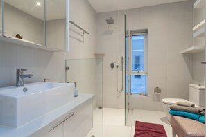 Condo, 3 phòng ngủ, quang cảnh biển, đối diện biển | Phòng tắm | Đồ dùng nhà tắm miễn phí, khăn tắm 