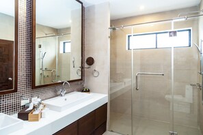 Villa, 3 slaapkamers, uitzicht op zwembad | Badkamer | Een douche, gratis toiletartikelen, handdoeken