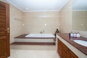 Separate bathtub and shower, towels