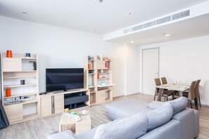 Condo, 2 habitaciones, vista al mar, frente al mar | Área de sala de estar | Televisión 