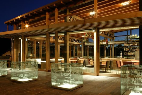 Hi ha 2 restaurants amb plats de cuina local i internacional