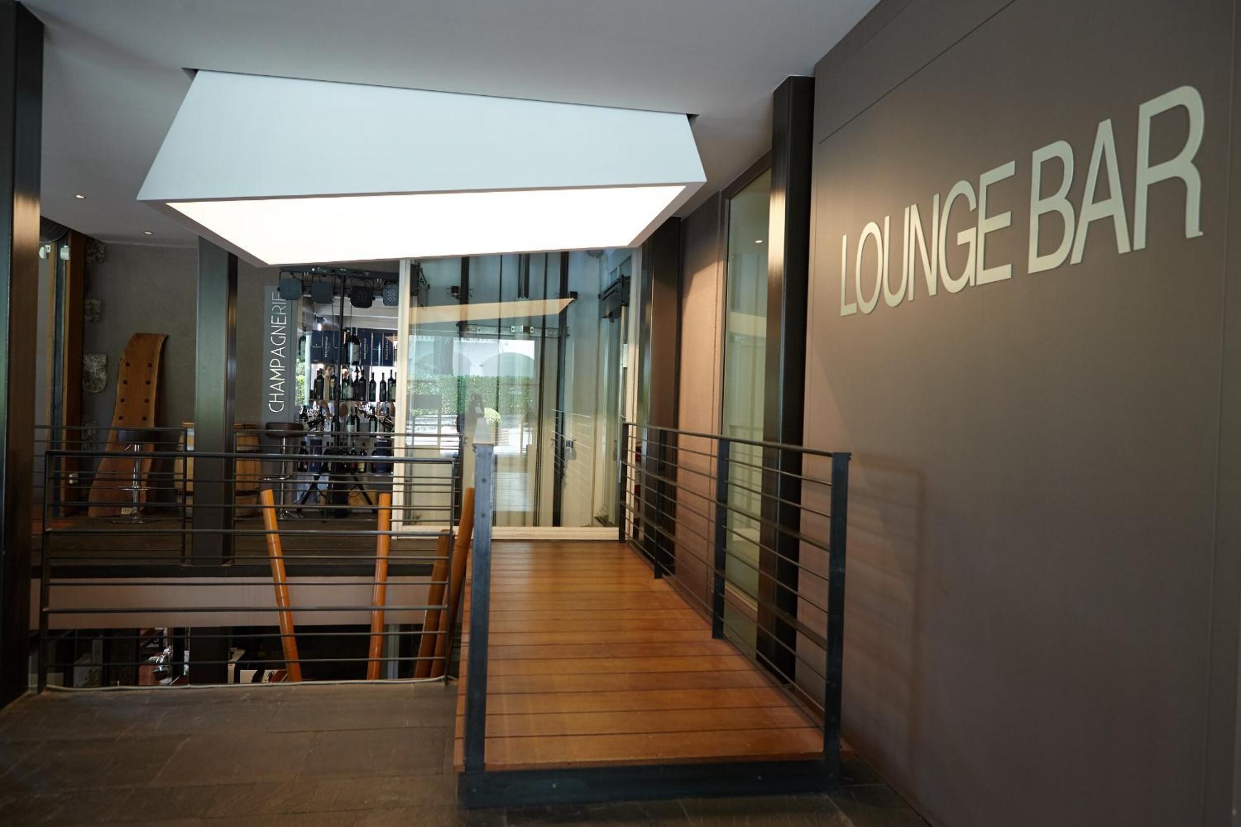 2 restaurants, lunch, dinner served; local and international cuisine