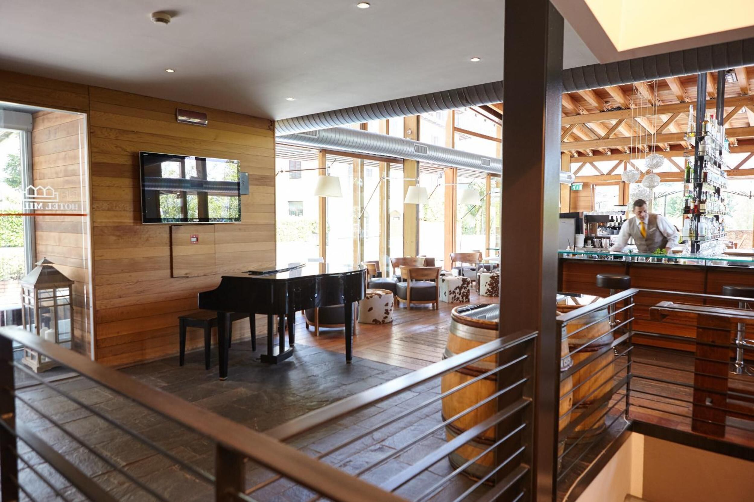 2 restaurants, lunch, dinner served; local and international cuisine