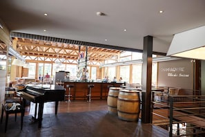 2 间餐厅,供应午餐和晚餐
