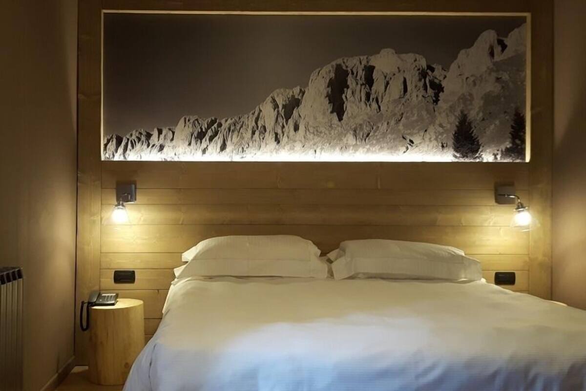 ห้องดับเบิล (Mountain) | เครื่องนอนระดับพรีเม  ียม, มินิบาร์, ตู้นิรภัยในห้องพัก, โต๊ะทำงาน