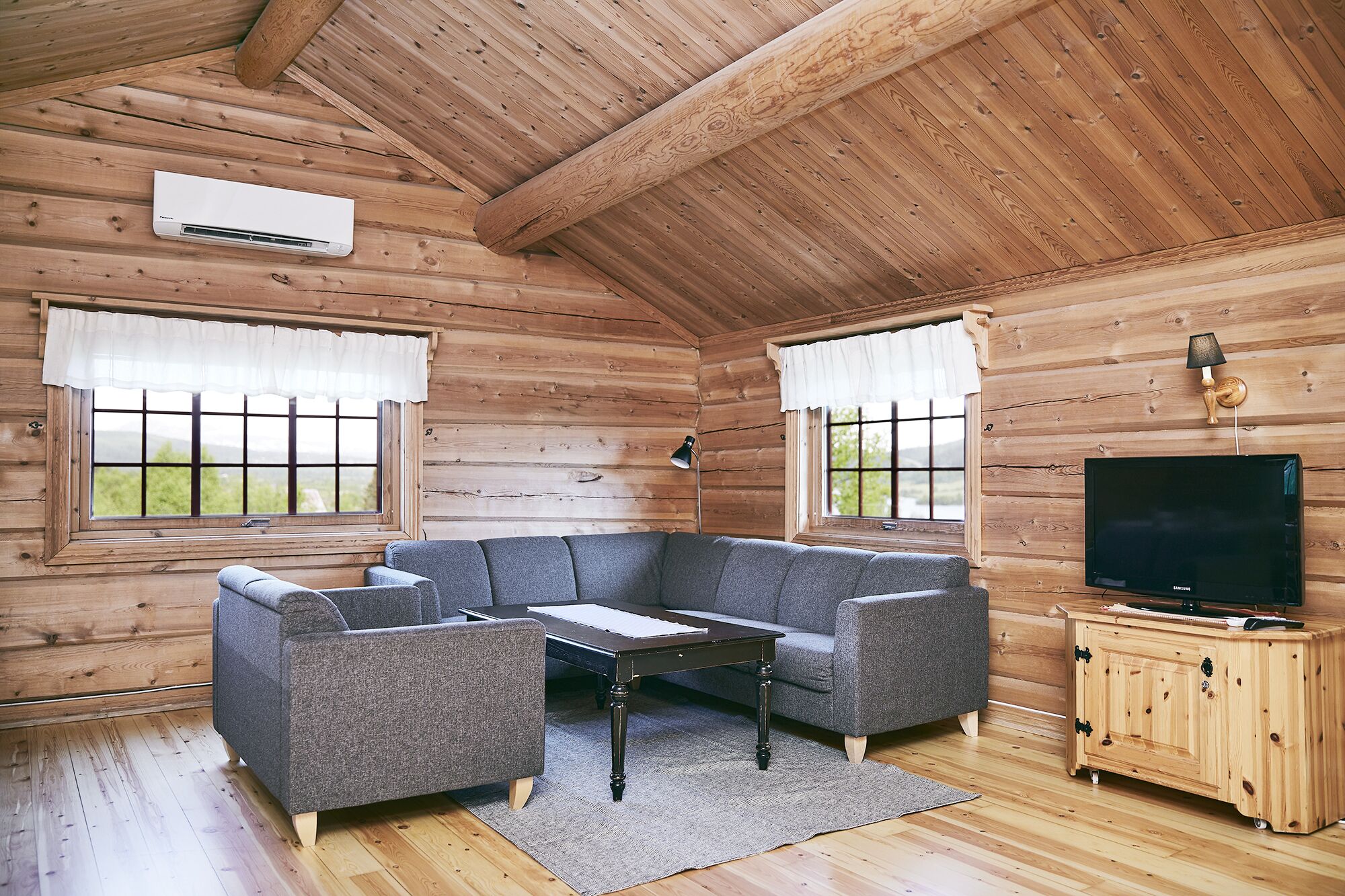 Family Cabin, 3 Bedrooms, Mountain View, Mountainside (Oddmundstogo) | Living area | Flat-screen TV, fireplace