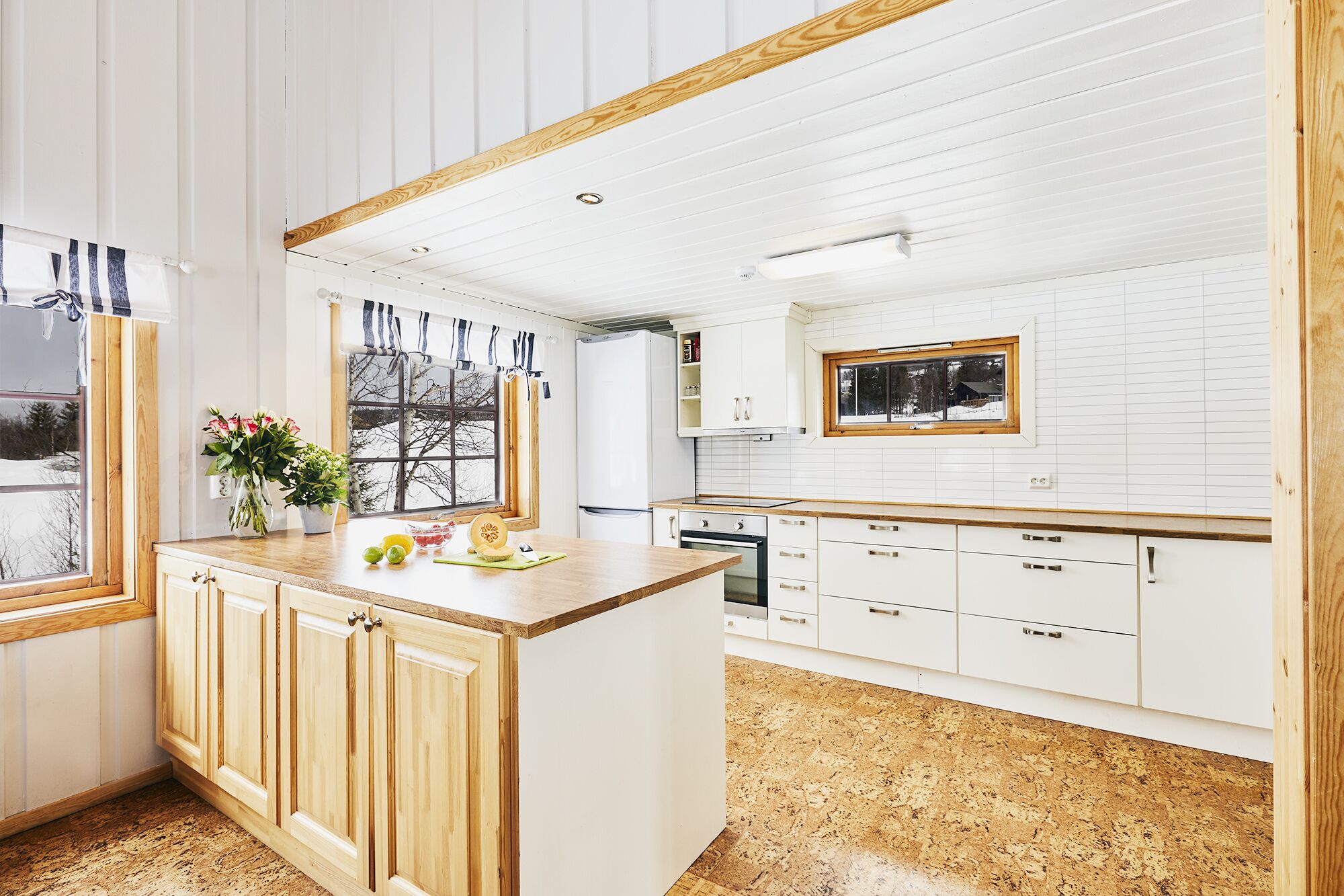 Family Cabin (Vasettunet) | Private kitchen | Full-size fridge, oven, stovetop, dishwasher