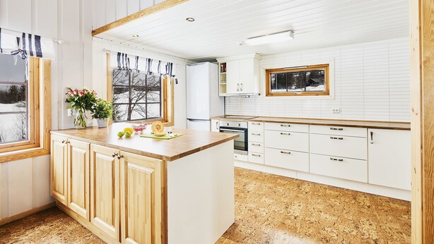 Family Cabin (Vasettunet) | Private kitchen | Coffee/tea maker, full-size fridge, oven, stovetop - Brennabu (Vestre Slidre)