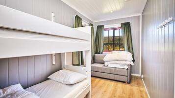 Familien-Ferienhütte, 4 Schlafzimmer, Terrasse, Hanglage (Storstogo)