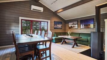 Elibu | Living area | Flat-screen TV, fireplace