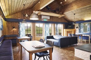 Perhemökki (Vasettunet) | Oleskelualue | Taulutelevisio, takka