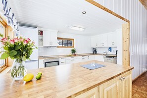 Cabaña familiar (Vasettunet) | Cocina privada | Refrigerador con congelador, horno, parrilla de estufa y lavavajillas 