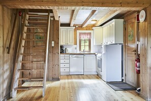 Cabin dành cho gia đình, 3 phòng ngủ, quang cảnh núi, cạnh núi (Oddmundstogo) | Bếp riêng | Tủ lạnh, lò nướng, bếp nấu, máy rửa bát 
