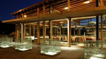 2 restaurants, lunch, dinner served; local and international cuisine