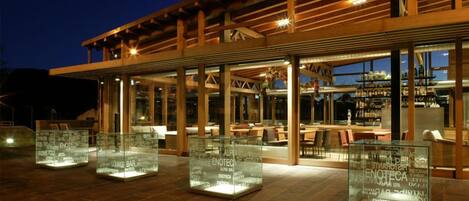 2 restaurantes, com serviço de almoço e jantar; local e internacional