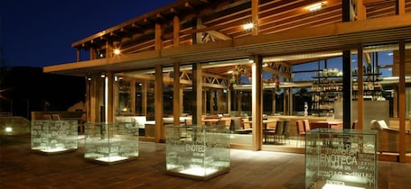 2 restaurants; ze serveren er lunch en diner . Active Hotel