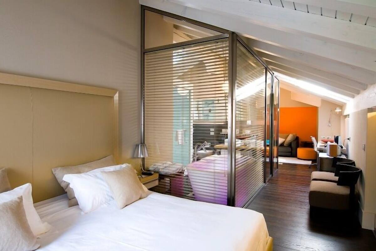 Design Suite, Jetted Tub (SPA suite) | Premium bedding, minibar, in-room safe, desk