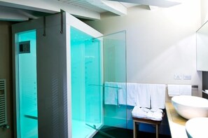 Junior Suite | Bathroom | Free toiletries, hair dryer, bathrobes, slippers