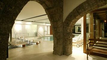 Sauna, hot tub, steam room, Turkish bath/hammam, body treatments