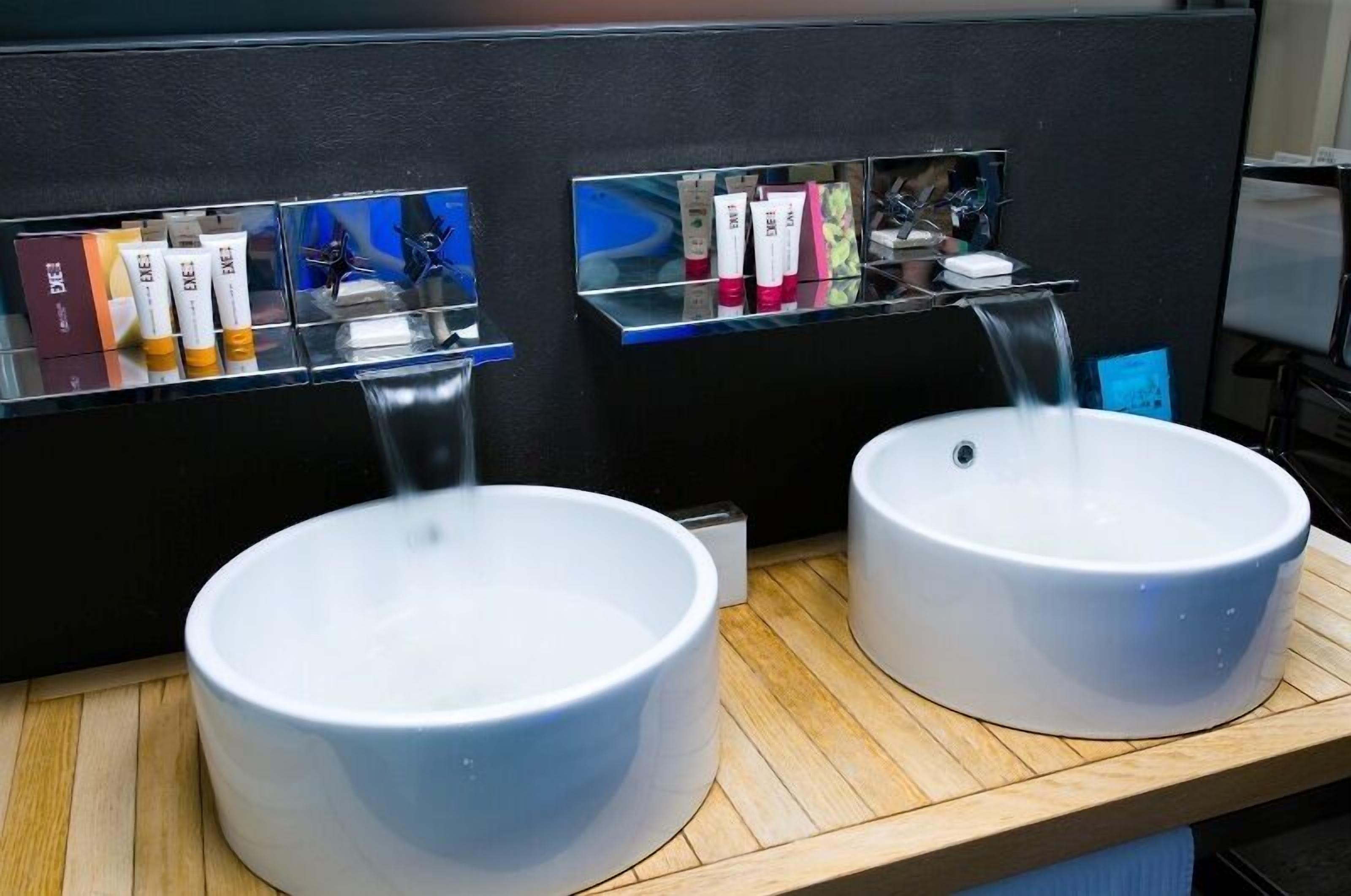 design suite, jetted tub (spa suite) | bathroom sink