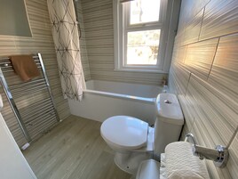 家庭房, 私人浴室 | 浴室 | 免费洗浴用品、吹风机、毛巾