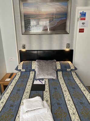 Basic-Doppelzimmer, mit Bad | Bügeleisen/Bügelbrett, kostenloses WLAN, Bettwäsche
