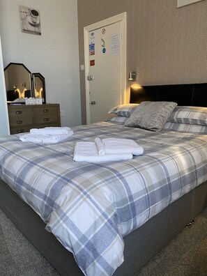 Habitación familiar, baño en la habitación | Tabla de planchar con plancha, wifi gratis y ropa de cama 