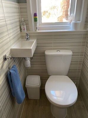 Kostenlose Toilettenartikel, Haartrockner, Handtücher