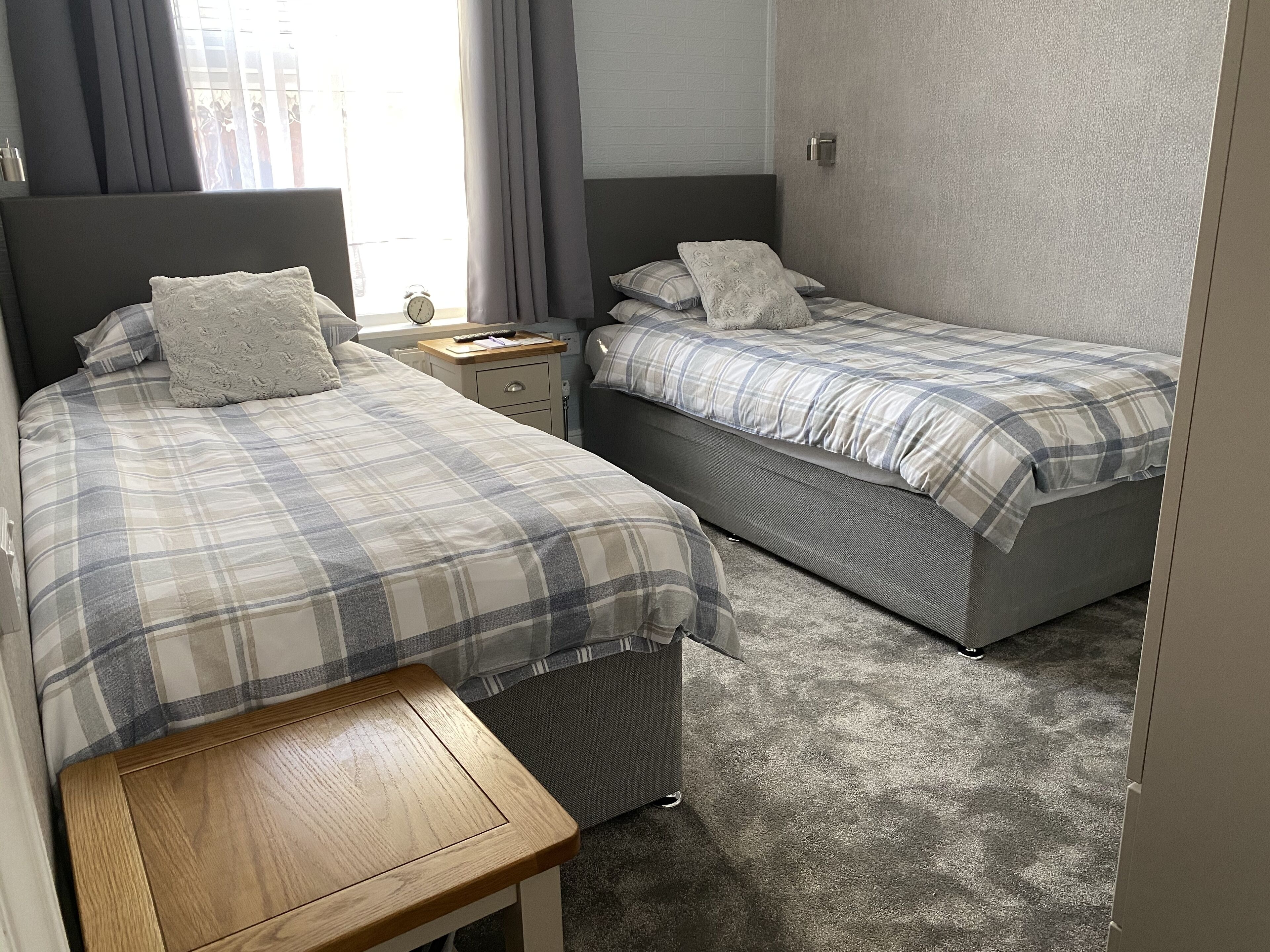 Habitación estándar con 2 camas individuales, baño privado | Tabla de planchar con plancha, wifi gratis, ropa de cama