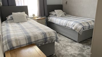 Habitación estándar con 2 camas individuales, baño privado | Tabla de planchar con plancha, wifi gratis, ropa de cama