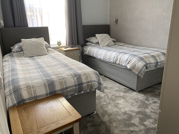 Standard Twin Room, Private Bathroom | Iron/ironing board, free WiFi, bed sheets