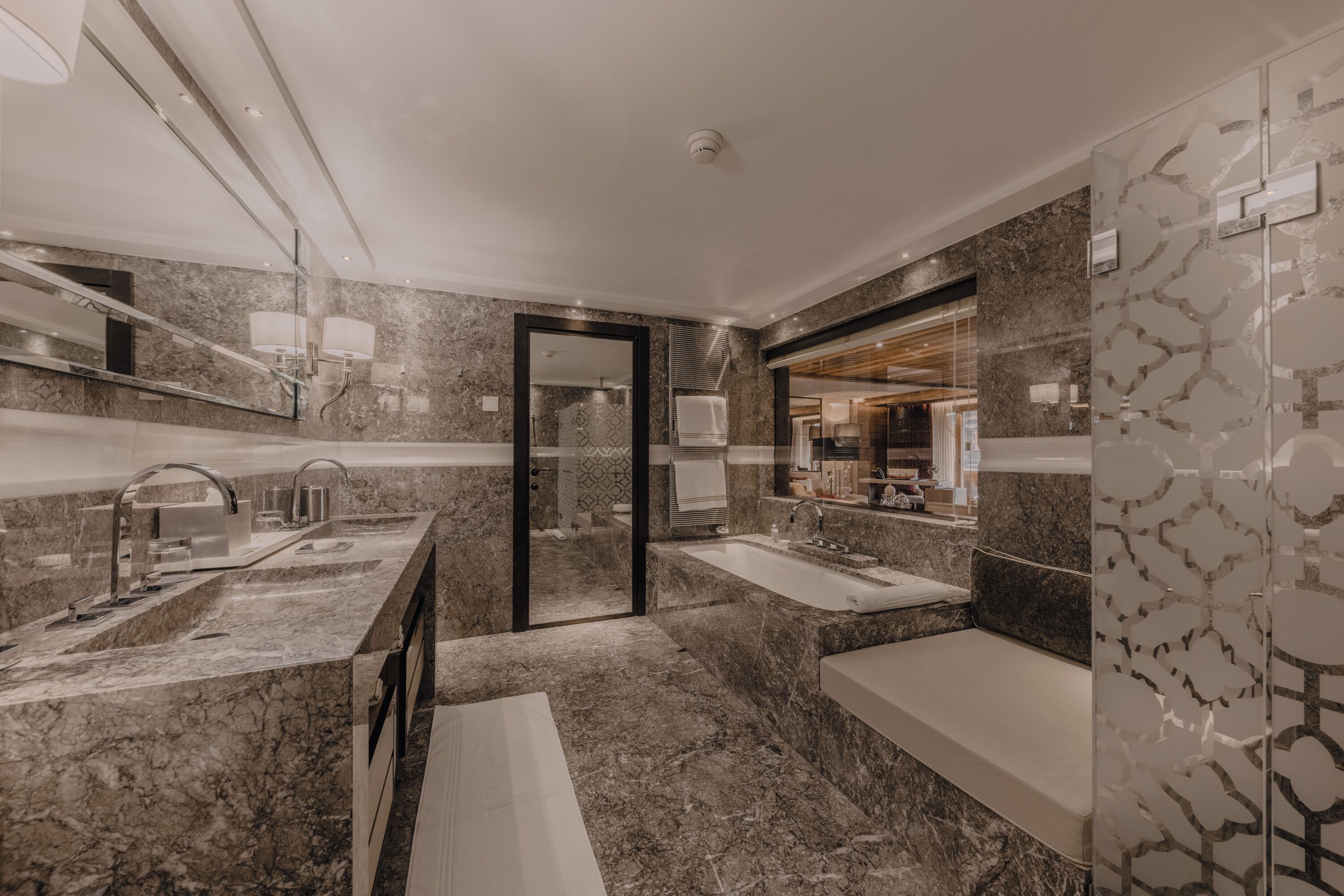 signature suite, 1 king bed, balcony | bathroom | combined shower/bathtub, free toiletries, hair dryer, bathrobes