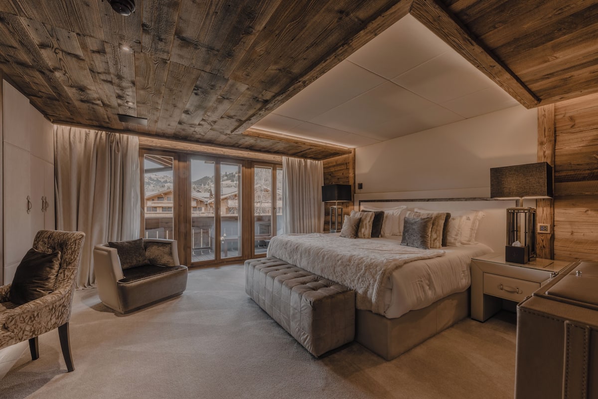 Four Bedroom Residence | Premium bedding, down comforters, minibar, in-room safe