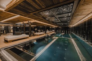 室内游泳池，10:00 至 20:00 开放，日光浴躺椅