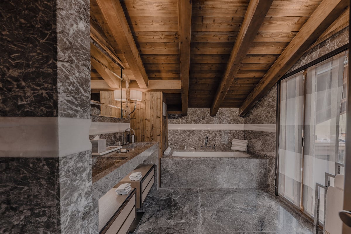 prestige suite | bathroom | combined shower/bathtub, free toiletries, hair dryer, bathrobes