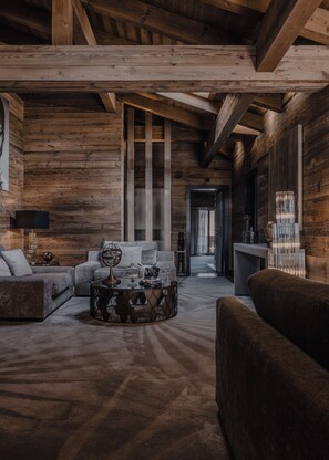 奢华套房, 阳台 (Prestige) | 起居区 | 56-英寸液晶电视（配备有线频道）、电视、壁炉