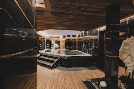 Bañera de hidromasaje interior