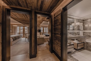 Family Suite with 2 Bedrooms and 1 Bathroom | Oturma alanı | Kablolu TV kanalları bulunan 56 inç LCD televizyon, televizyon, şömine 