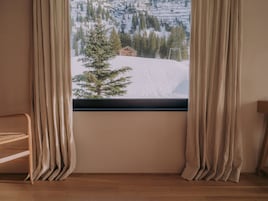 Suite junior | Ropa de cama hipoalergénica, caja fuerte, decoración individual