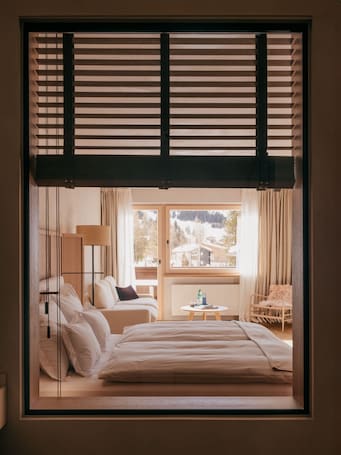 Junior Suite | Hypo-allergenic bedding, in-room safe, individually decorated