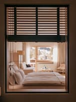 Suite junior | Ropa de cama hipoalergénica, caja fuerte, decoración individual