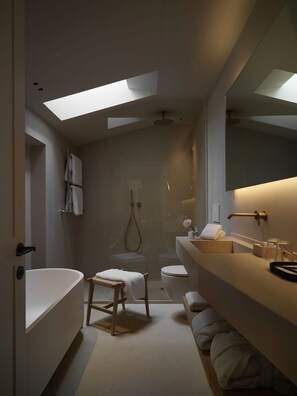 Habitación triple | Baño | Secador de pelo, albornoces, zapatillas y suelo radiante