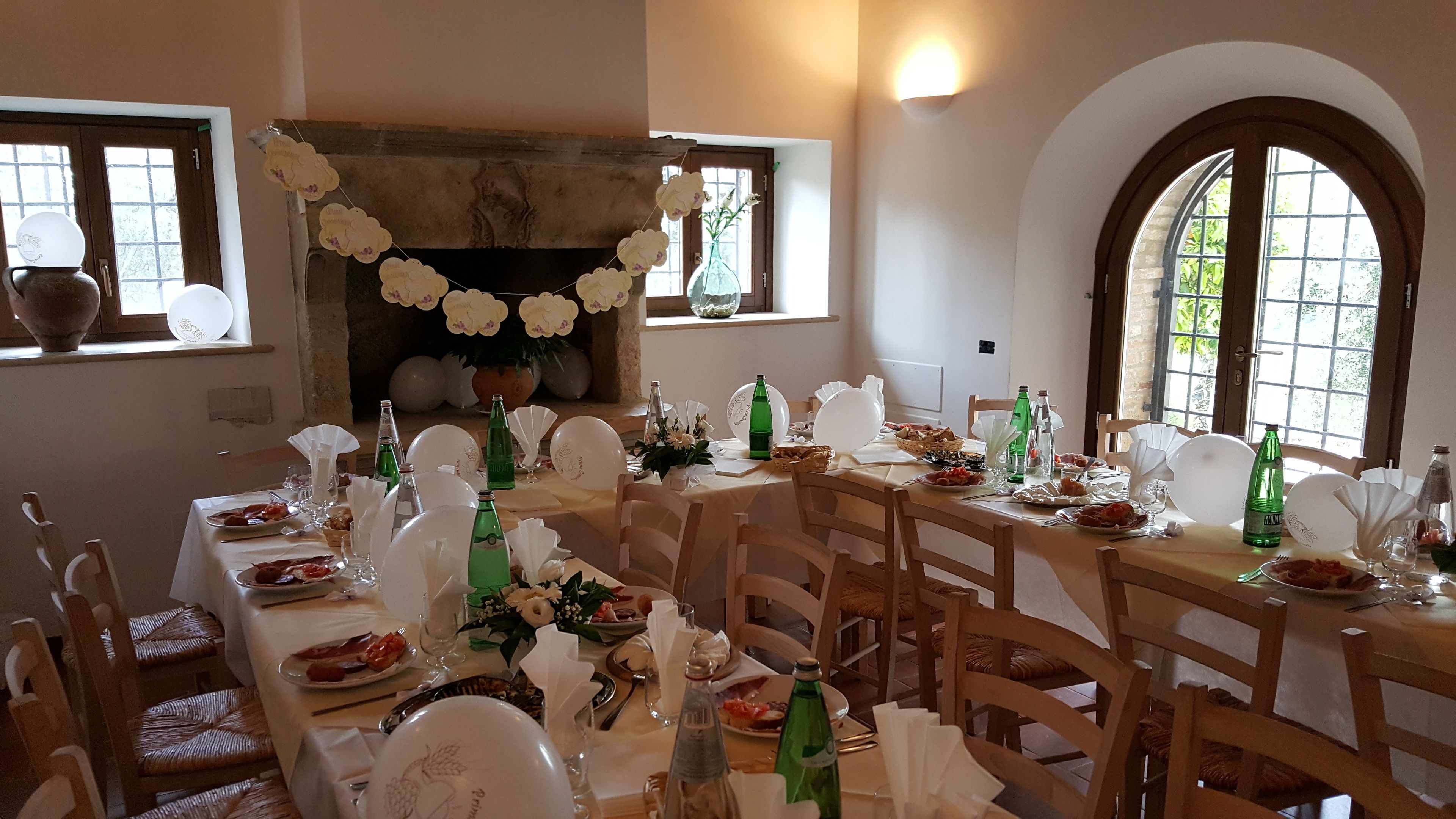 Melayani sarapan dan makan malam dengan sajian masakan lokal